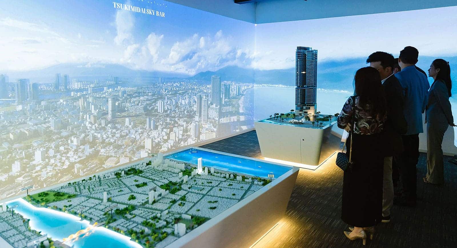 Khách hàng trải nghiệm sales gallery dự án Nobu Residences Danang.